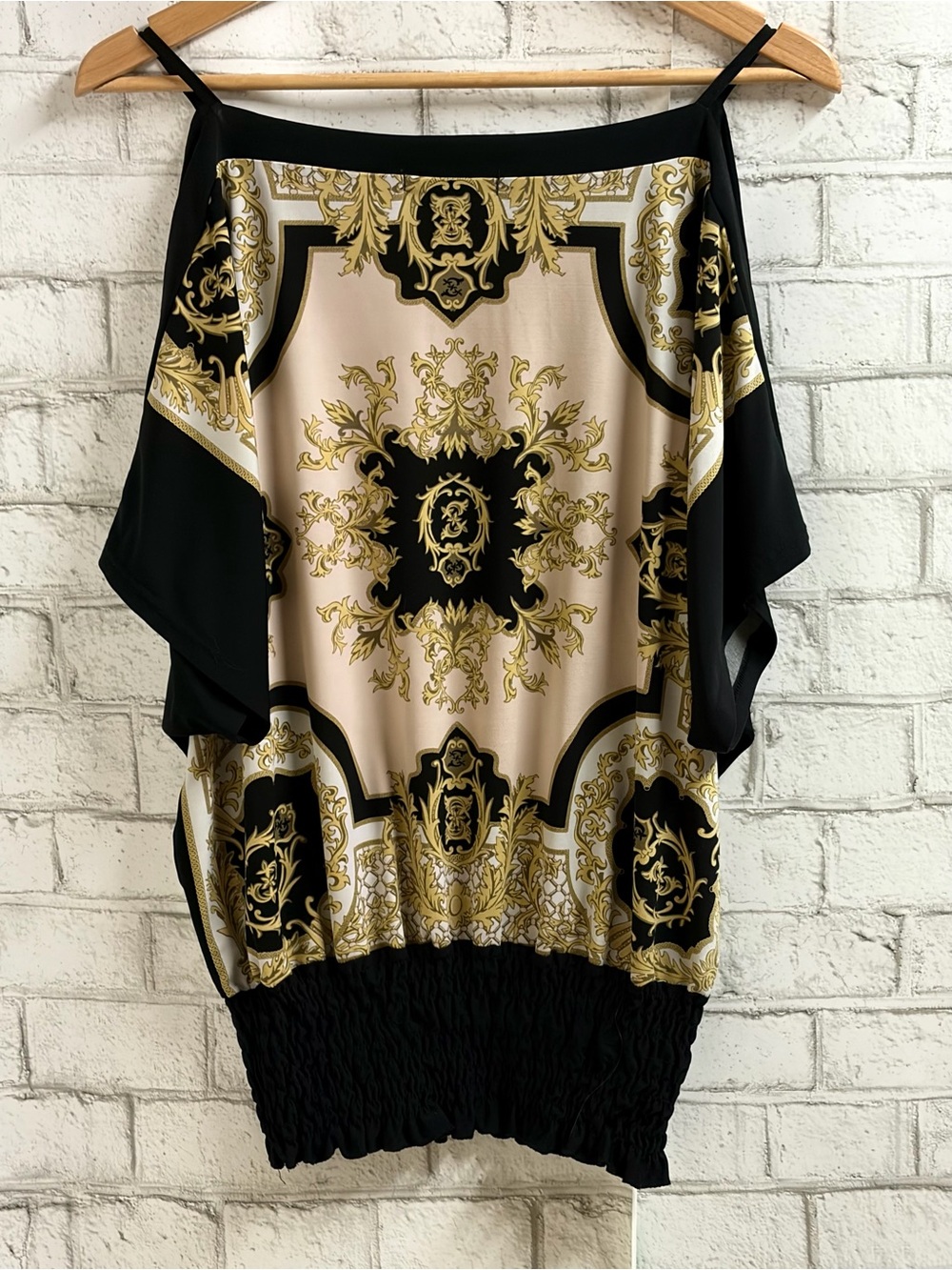Suzy Shier Black, Gold & Cream Baroque Print Cold-Shoulder Tunic